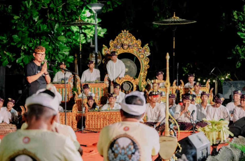  Sekda Adi Arnawa Hadiri Gladi Bersih Sekaa Gong Kerthi Budaya dan Sanggar Seni Kumara Agung Banjar Temacun