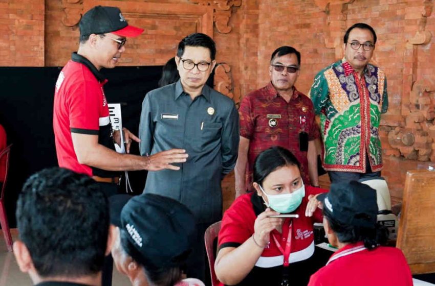  Sekda Adi Arnawa Pantau Pelaksanaan Pemeriksaan Katarak di Desa Baha