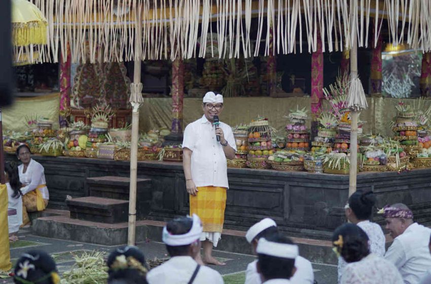  Sekda Adi Arnawa Hadiri Piodalan di Pura Kahyangan Jagat Dalem Solo