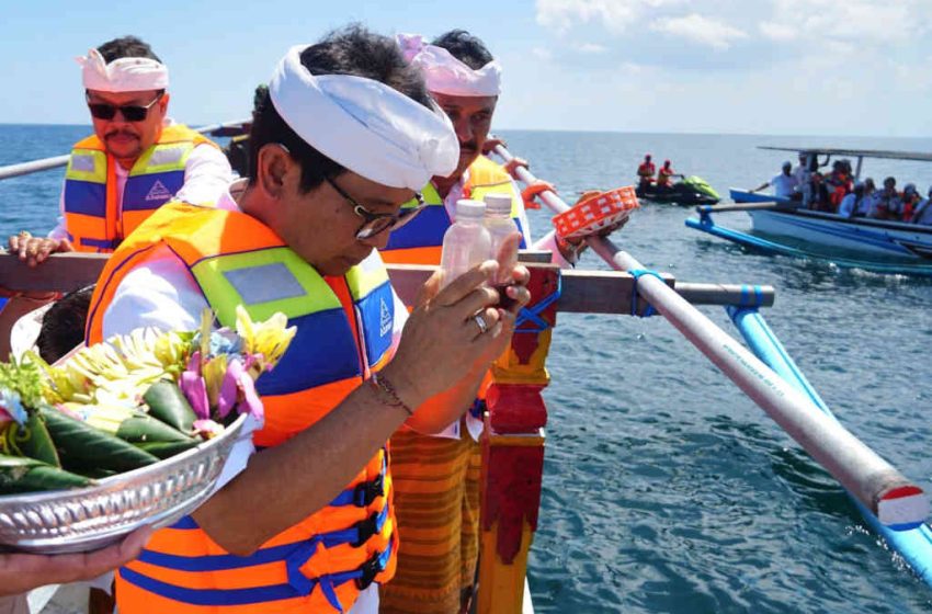  Sekda Adi Arnawa Mulang Pakelem Awali Prosesi Penanganan Keretakan Tebing Pura Uluwatu