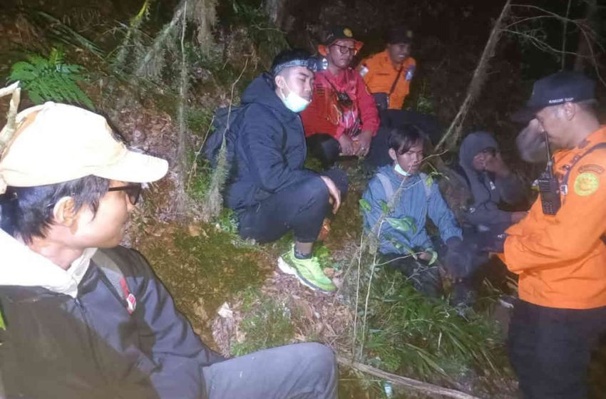  Tersesat Saat Hendak Turun dari Gunung Batukaru, 4 Orang Pendaki Dievakuasi Tim SAR