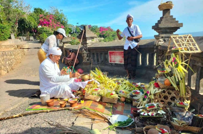  Desa Adat Pecatu Gelar Mecaru Pasca Penemuan Jenazah Tanpa Identitas di Bawah Tebing Uluwatu