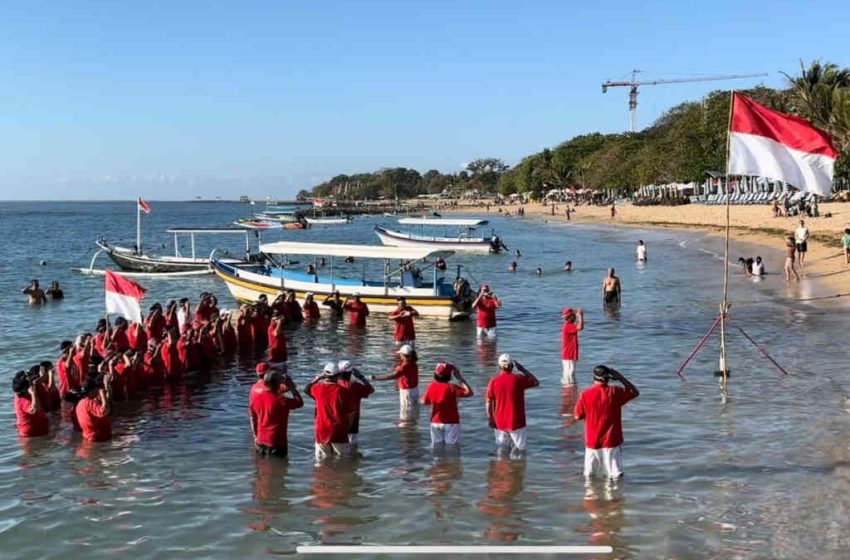  Rayakan HUT ke-79 RI, Paiketan Semeton Pali-Pali Gelar Upacara Bendera di Pantai Segara Ayu Sanur