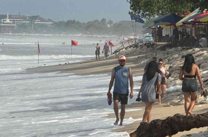  Gelombang Air Laut Pasang Terjang Pantai Kuta, Wisatawan Dilarang Berenang