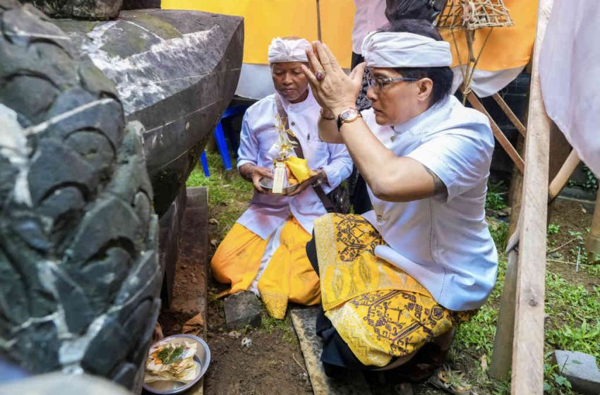  Bupati Giri Prasta Mendem Pedagingan di Padmasana Pura Puseh Buangga, Desa Adat Getasan