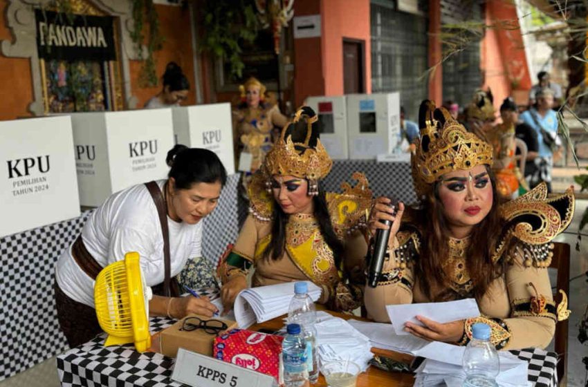  Kompak Petugas KPPS Banjar Blungbang Penarungan, Berpakaian Ala Mahabarata