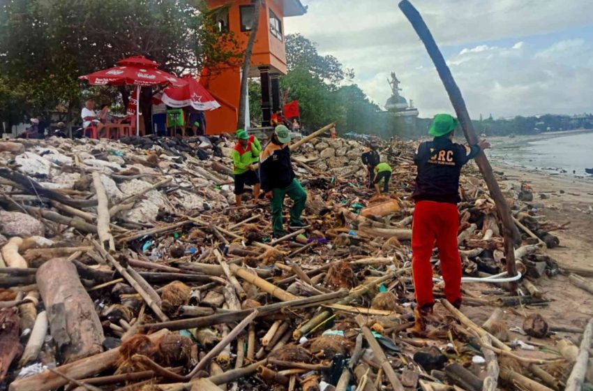  Puncak Sampah Kiriman di Pesisir Barat Badung, DLHK Turunkan 400 Petugas Kebersihan