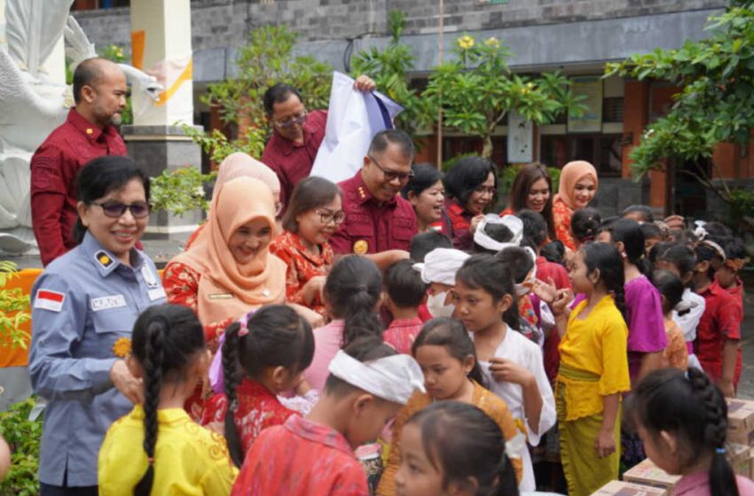  Imigrasi Ngurah Rai Sambut Hari Bhakti Imigrasi ke-75 dengan Berbagi Kasih Kepada Siswa