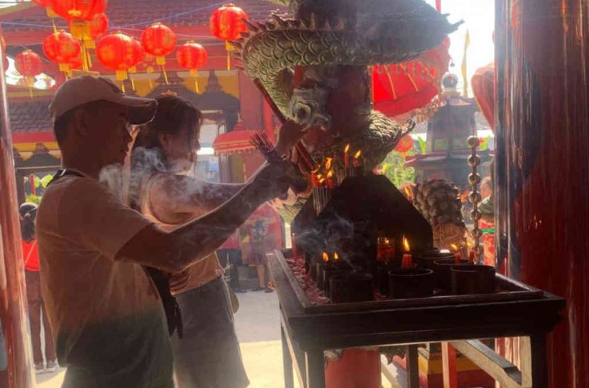  Persembahyangan Tahun Baru Imlek di Vihara Dharmayana Kuta Kental Akulturasi Adat Hindu Bali