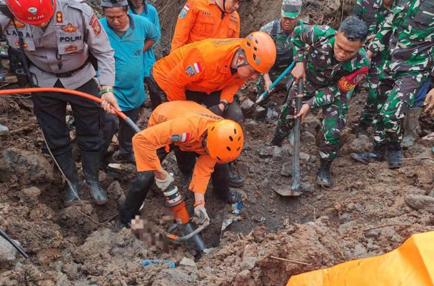  Delapan Korban Longsor di Jalan Ken Dedes Berhasil Dievakuasi, 5 Orang Ditemukan Meninggal