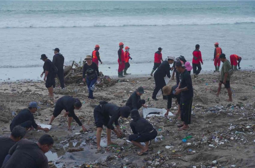  DLHK dan DPUPR Badung Bersinergi Tangani Sampah Kiriman di Pantai Kuta