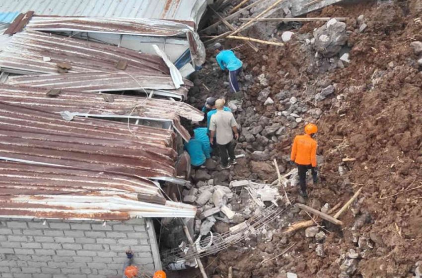  Delapan Orang Penghuni Rumah Kos di Jalan Kendedes Denpasar Tertimbun Longsor