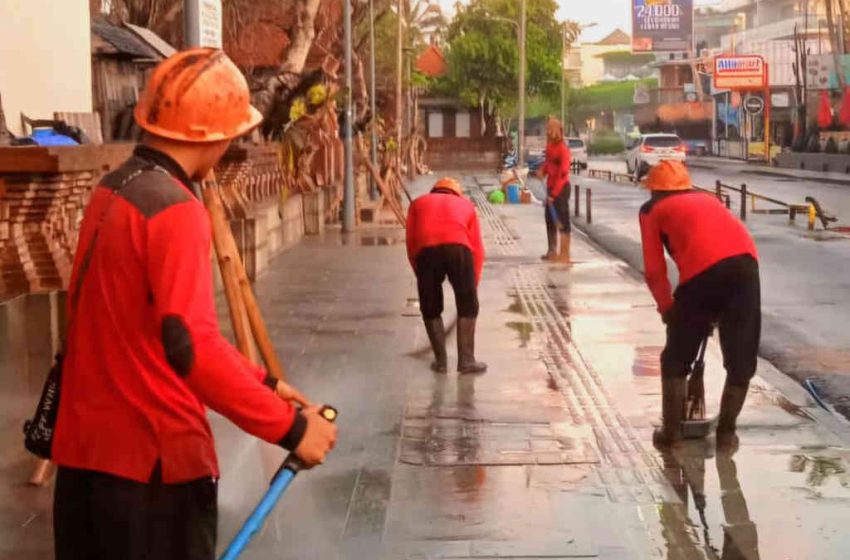  DPUPR Badung Rutin Bersihkan Trotoar Kawasan Pantai Kuta, Beri Kenyamanan Kepada Masyarakat dan Wisatawan