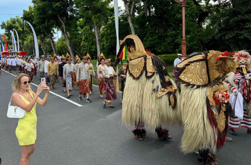  Iringan Parade Budaya Bali HUT ke-3 InJourney di The Nusa Dua Jadi Perhatian Wisatawan