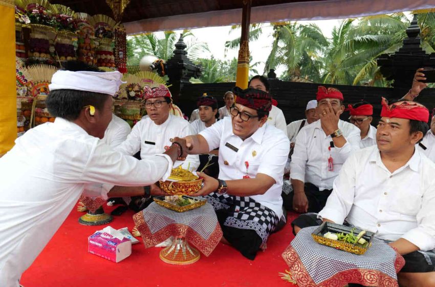  Bupati Sanjaya Hadiri Pujawali di Desa Adat Bunyuh