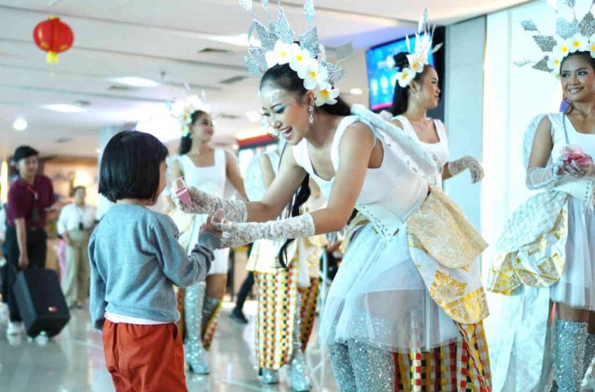  Bandara Ngurah Rai Hadirkan Parade Balinese Cupid dan Bagikan Cokelat Meriahkan Valentine