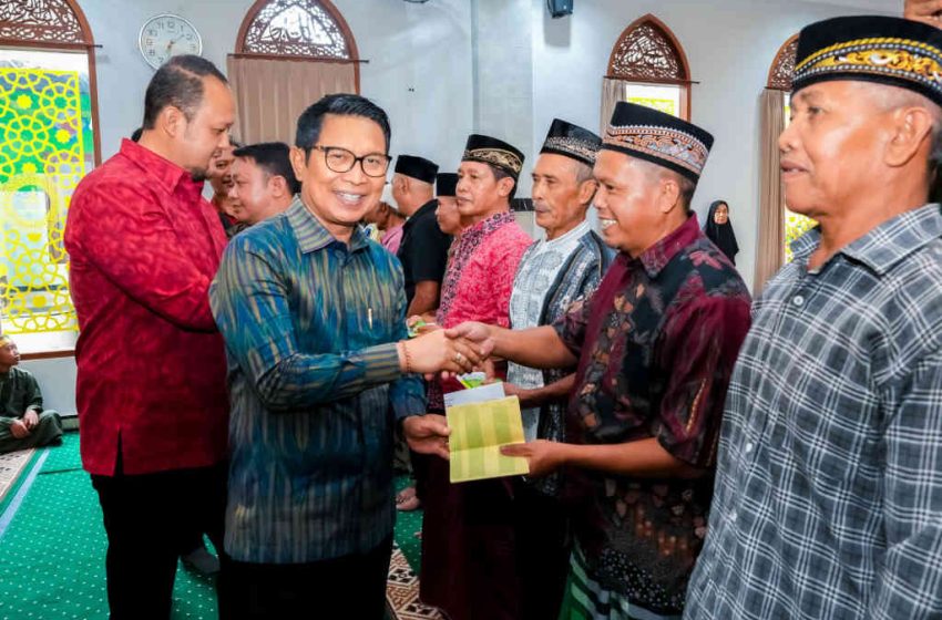 Ringankan Beban Jelang Hari Raya, Bupati Adi Arnawa Salurkan Bantuan Sosial Keagamaan