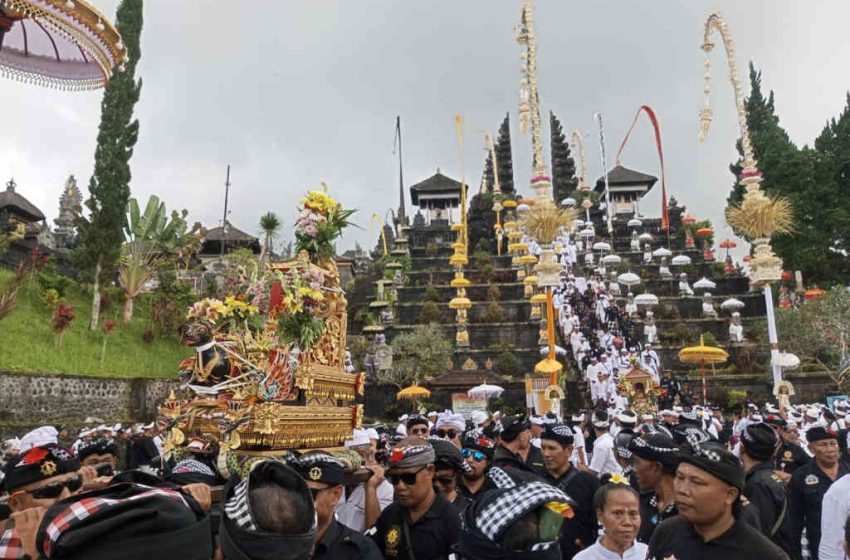  Karya IBTK di Pura Besakih,  Ribuan Umat Hindu Ikuti Upacara Melasti  ke Toya Sah