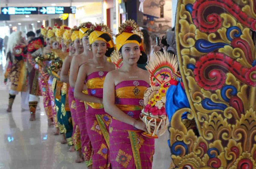 Dekorasi dengan Balutan Keindahan Budaya Bali Sambut Penumpang di Bandara Ngurah Rai