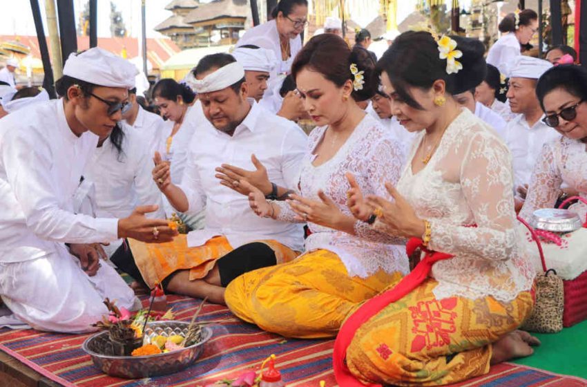  Bhakti Penganyaran Pemkab Badung di Pura Ulun Danu Batur