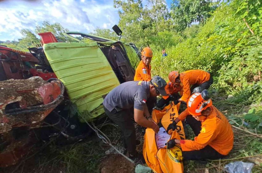 Truk Mengangkut Alat Berat Terguling Akibat Tak Kuat Menanjak, Sopir Tewas Terjepit