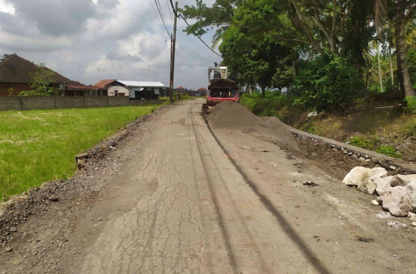 Rekonstruksi Jalan Mandung–Kukuh Dimulai, Bukti Komitmen Atasi Jalan Rusak