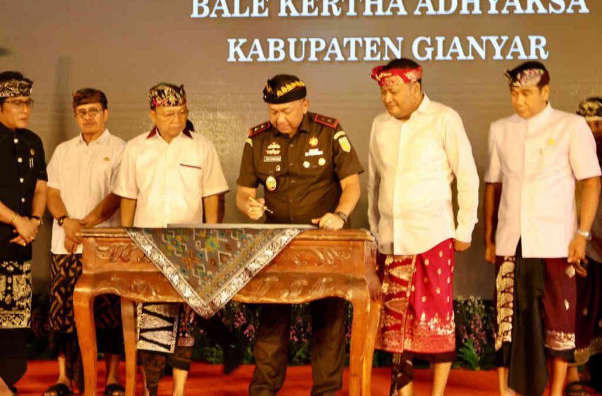  Resmikan Bale Kertha Adhyaksa Gianyar, Gubernur Koster Dorong Selesaikan Permasalahan di Desa Adat