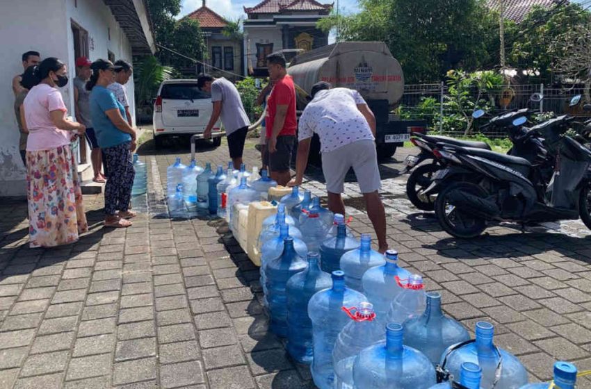  Lima Hari Air PDAM Mati, Warga Ungasan Antre Air Bersih