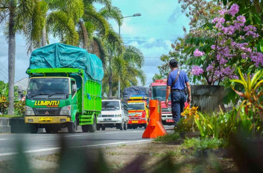  Cegah Truk Parkir Sembarangan, Dishub Badung Pasang 30 Water Barrier di sepanjang Jalan Terminal Mengwi