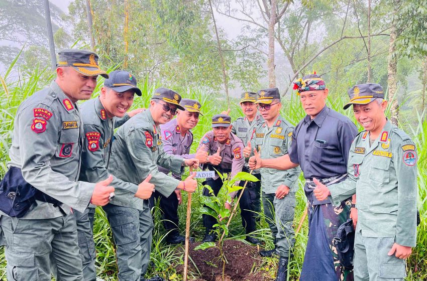 Anggota Dharma Wana Pala Dikukuhkan, Perkuat Perlindungan Hutan Bali Timur