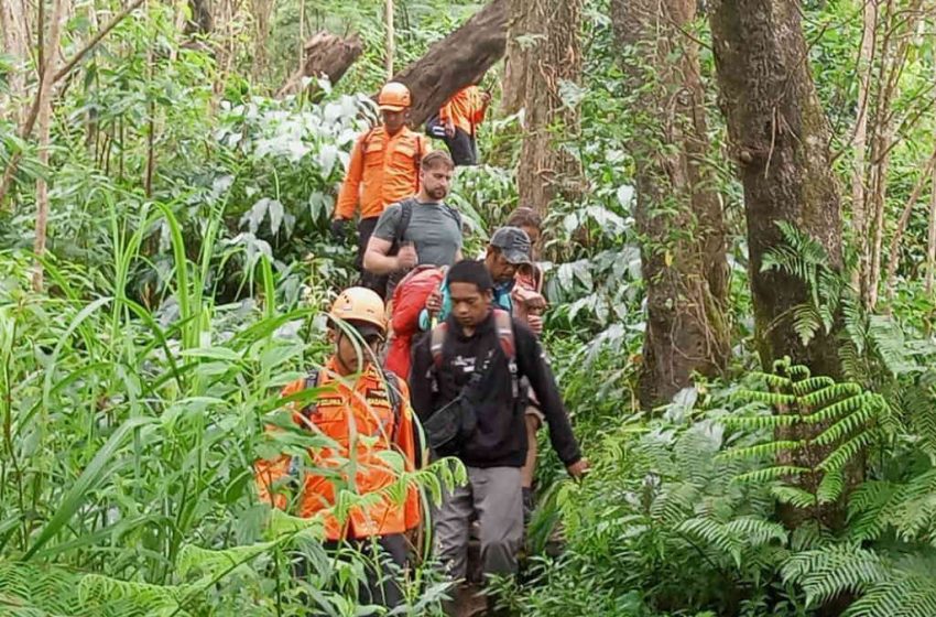 Tim SAR Gabungan Evakuasi WNA Slovakia yang Cedera Akibat Terjatuh Saat Mendaki ke Gunung Agung