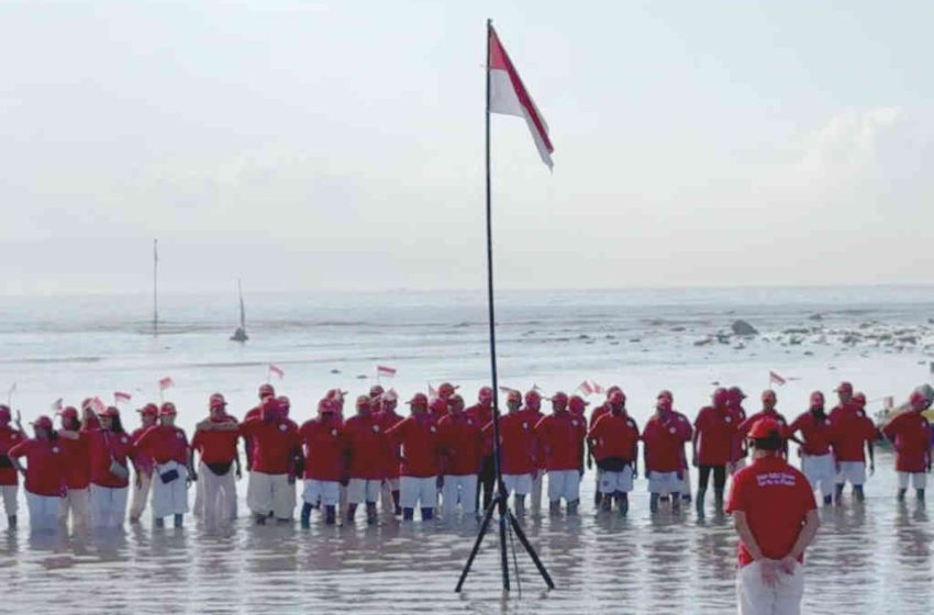  Upacara HUT ke-80 RI di Pantai Segara Ayu Sanur, Paiketan Semeton Pali-Pali Fokus Pada Kebersihan Lingkungan
