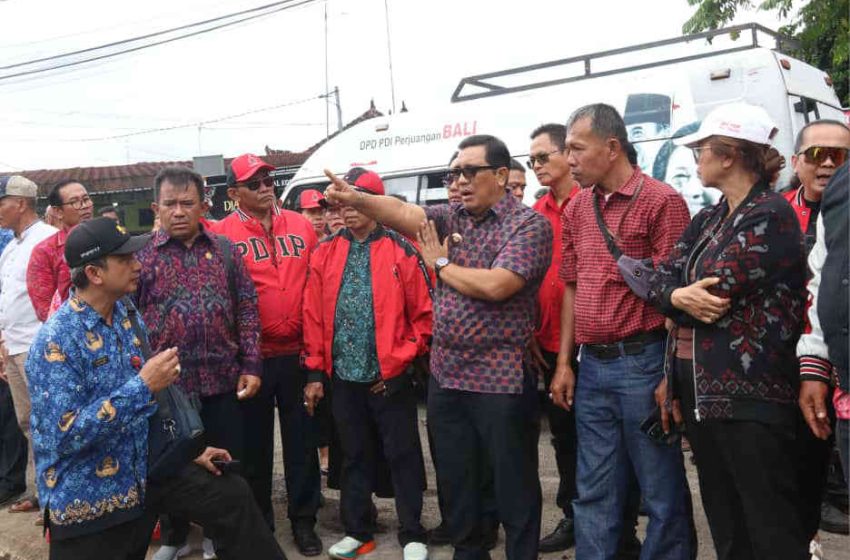  Bupati Sanjaya Tinjau Dampak Bencana Cuaca Ekstrem di Desa Banjar Anyar, Kediri 