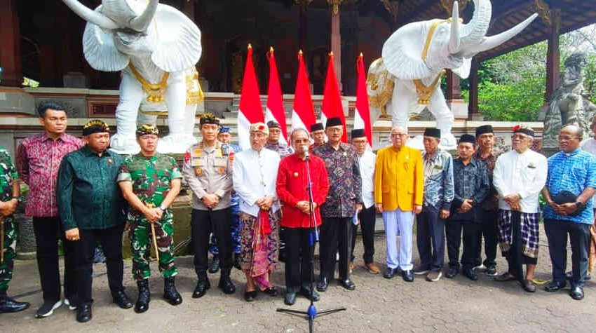 Pemuka Agama dan Pecalang Bersatu Jaga Kondusivitas Bali, Gubernur Koster: TNI – Polri Jaga Ketat Bandara dan Pelabuhan