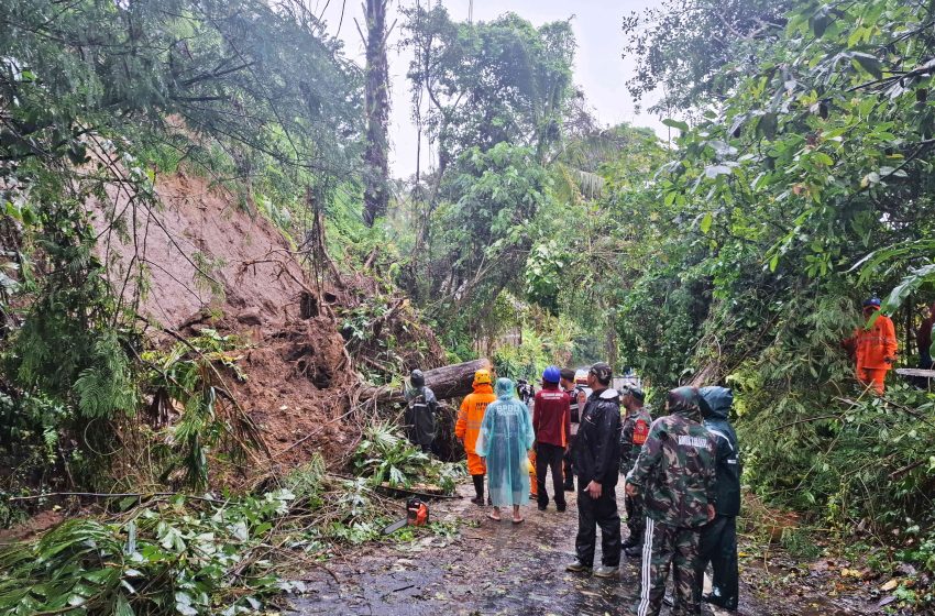  Hujan Deras, Tanah Longsor Tutupi Badan Jalan Jalur Apuan – Pacung