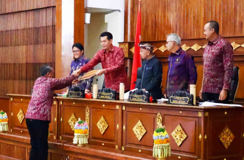  Wagub Giri Prasta Hadiri Penyampaian Pandangan DPRD Bali atas Raperda KIP dan ASKP
