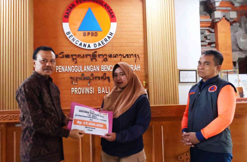 Sekda Dewa Indra Serahkan Santunan kepada Ahli Waris Korban Banjir
