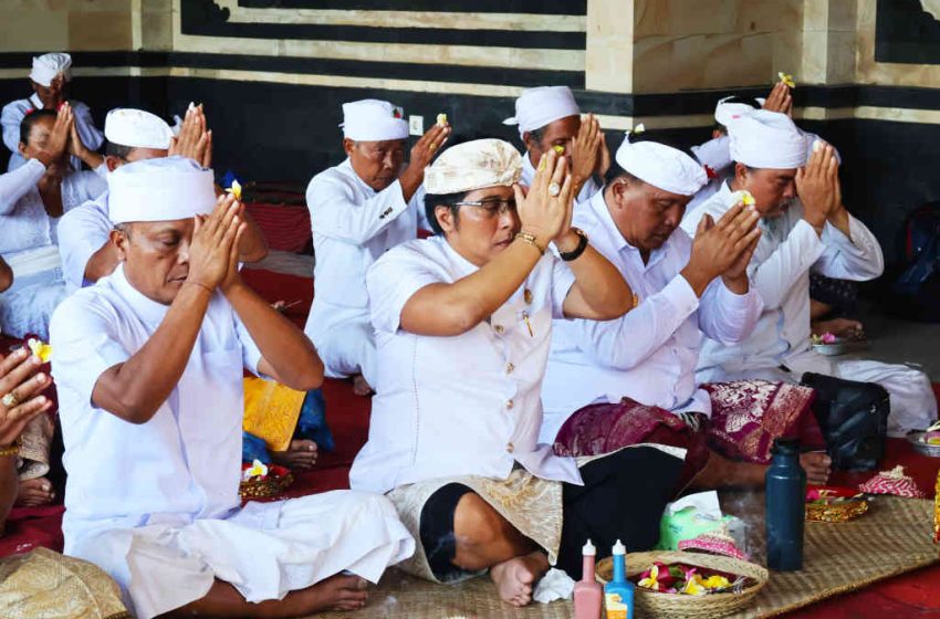  Hadiri Karya Padudusan di Banjar Kenanga, Wagub Giri Prasta Ajak Krama Adat “Masikian” Lestarikan Adat, Agama, dan Budaya Bali