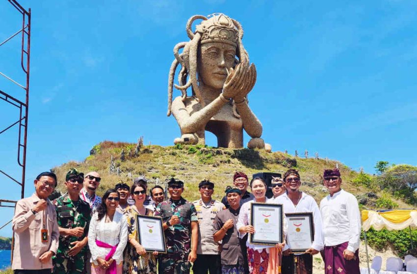  Patung “Octopus Queen” Karya I Ketut Putrayasa Raih Rekor MURI, Ikon Baru Nusa Penida, Simbol Harapan dan Kebersamaan