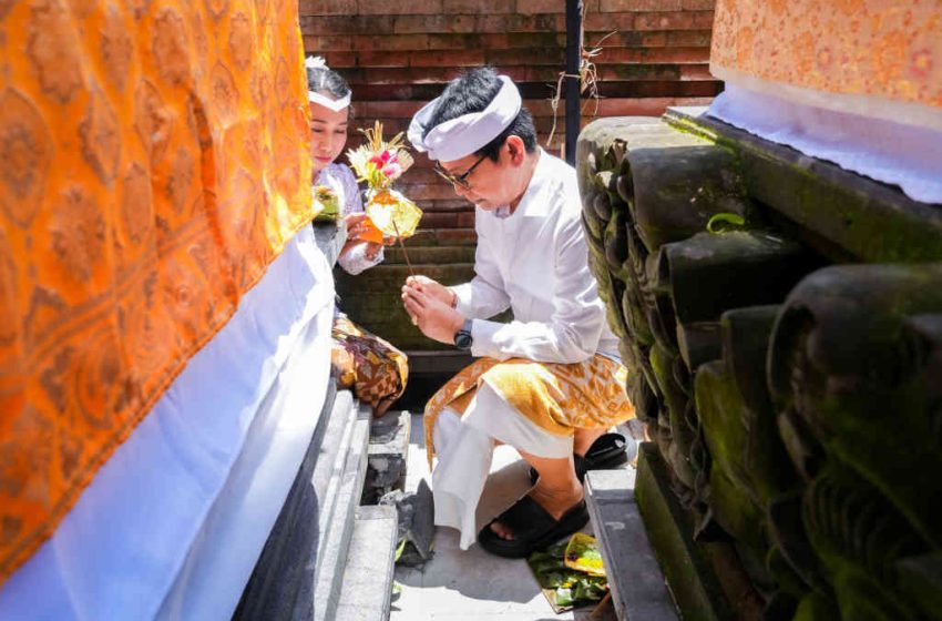  Bupati Adi Arnawa Upasaksi Karya di Pura Kantor Perbekel Sibang Gede