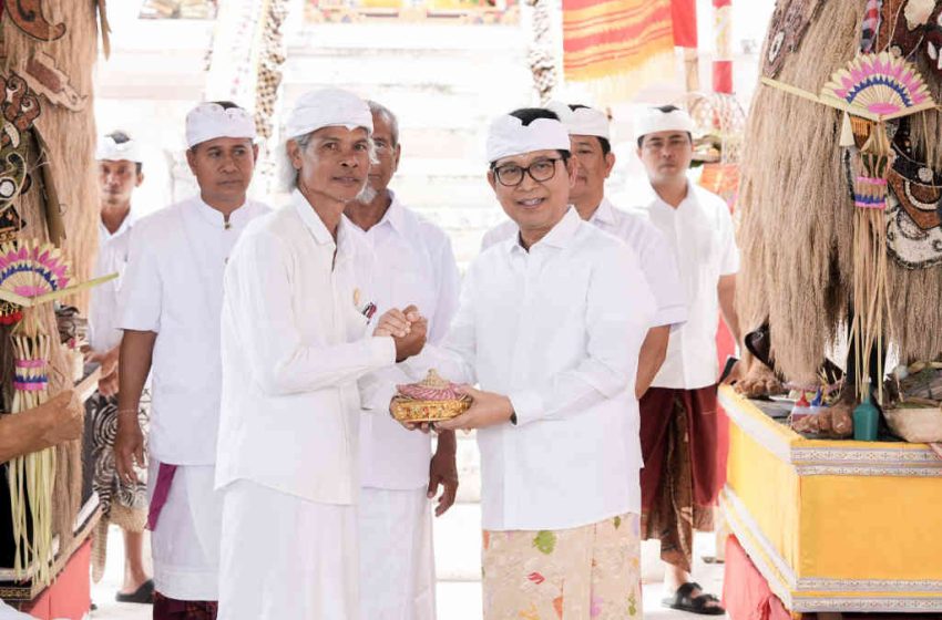  Bupati Adi Arnawa Ngupasaksi Karya Ngenteg Linggih, di Pura Desa Bale Agung Desa Adat Kutuh