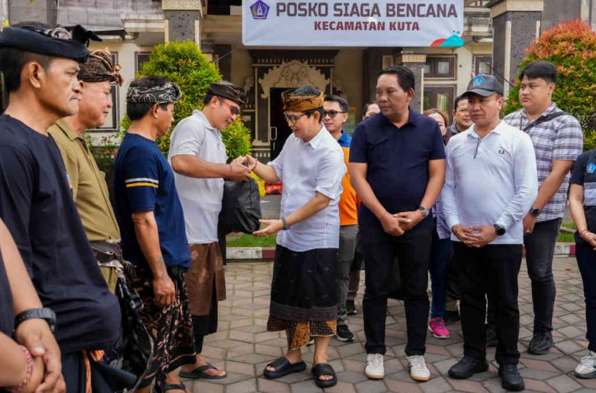 Bupati Adi Arnawa Salurkan Bantuan Logistik Pasca Bencana Banjir di Kuta