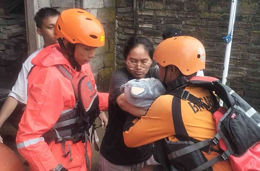  Denpasar Dilanda Banjir, Sebuah Rumah Hanyut, Tim SAR Evakuasi Warga