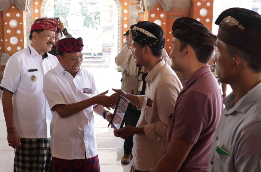  Wabup Dirga Dampingi Gubernur Bali Serahkan Bantuan Bagi Korban Bencana Banjir
