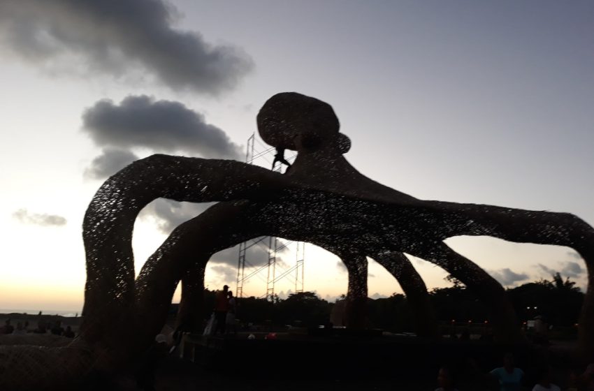 “Giant Octopus” Karya Seniman Putrayasa : Satire Simbolik dari Gurita Berkepala Sembilan Itu makin Nyata