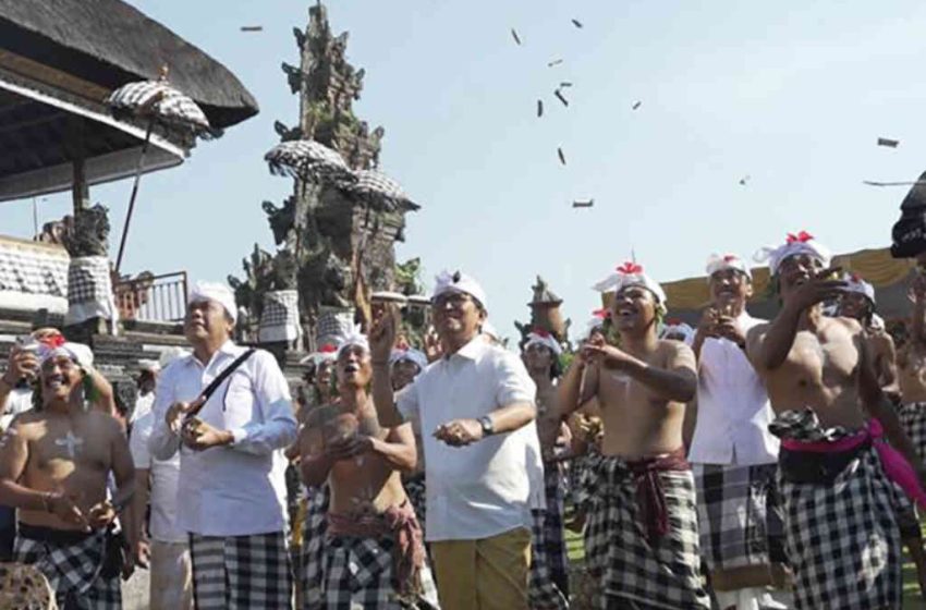  Bupati Adi Arnawa Ikuti Aci Tabuh Rah Pengangon di Desa Adat Kapal