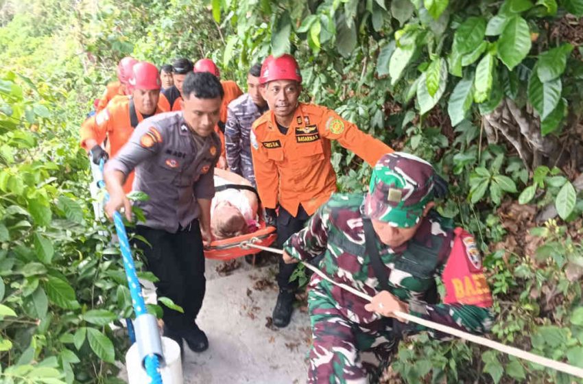 Terjatuh Saat Menuruni Tangga di Pantai Atuh, Wisatawan Amerika Ditandu Tim SAR