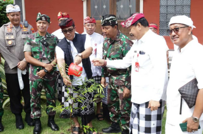  Peringati Tumpek Wariga, Pemkab Tabanan Tanam Pohon Secara Simbolis di Pura Luhur Pakendungan