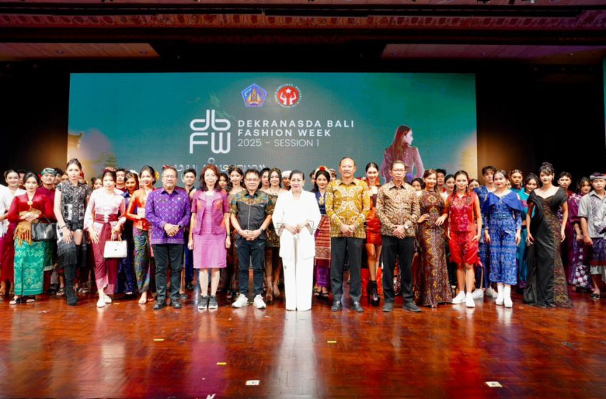  Siswa SMA/SMK Denpasar Pamer Desain Karya Tenun Lokal di Ajang DBFW 2025 ‎