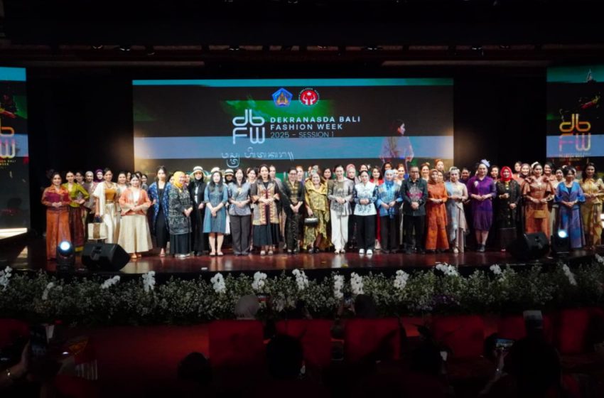 Tiga Belas Organisasi Perempuan Tampilkan Wastra Bali pada Ajang DBFW 2025